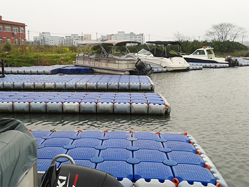 Pontoon tiub terapung